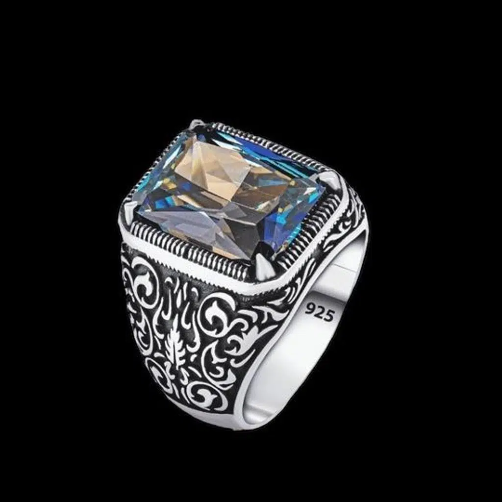 Kalem İşlemeli MİstikTopaz taşlı Gümüş Yüzük 240052033G18Y Kalem İşlemeli MİstikTopaz taşlı Gümüş Yüzük 240052033G18Y