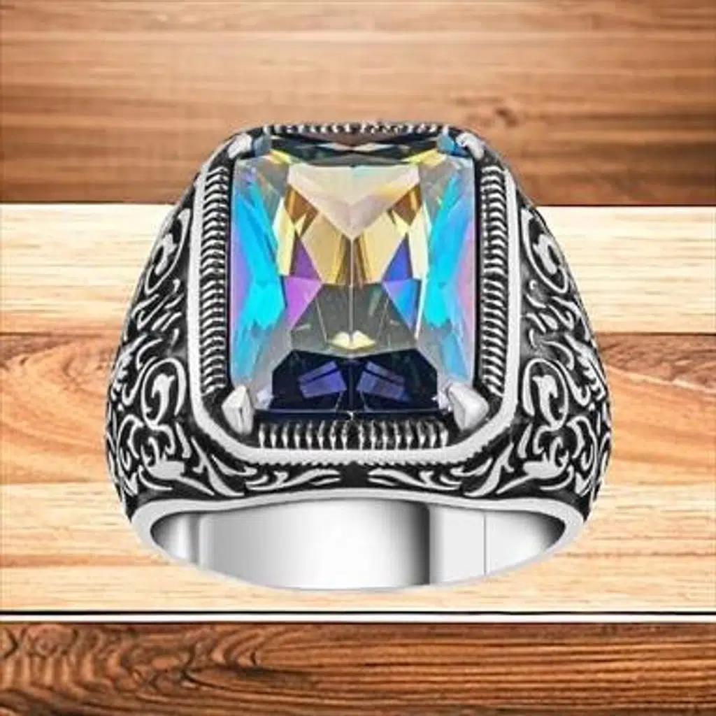 Kalem İşlemeli MİstikTopaz taşlı Gümüş Yüzük 240052033G18Y Kalem İşlemeli MİstikTopaz taşlı Gümüş Yüzük 240052033G18Y